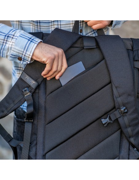 Zaino Coloma 28L in rPET. Chiusura roll-top. Per laptop 17"